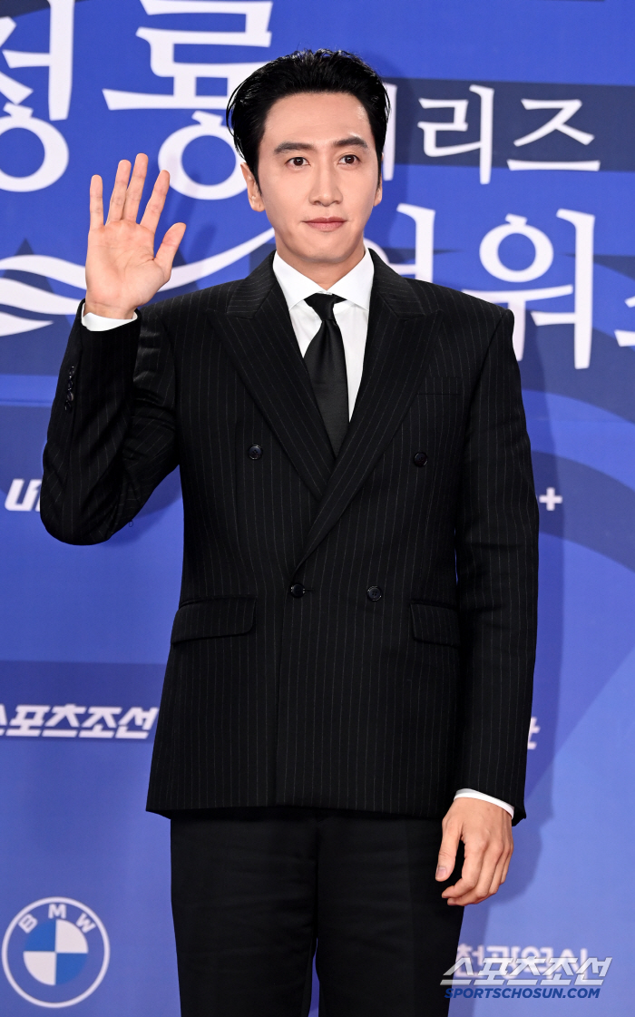  Lee Kwang-soo greets his hands with a brilliant suit fit