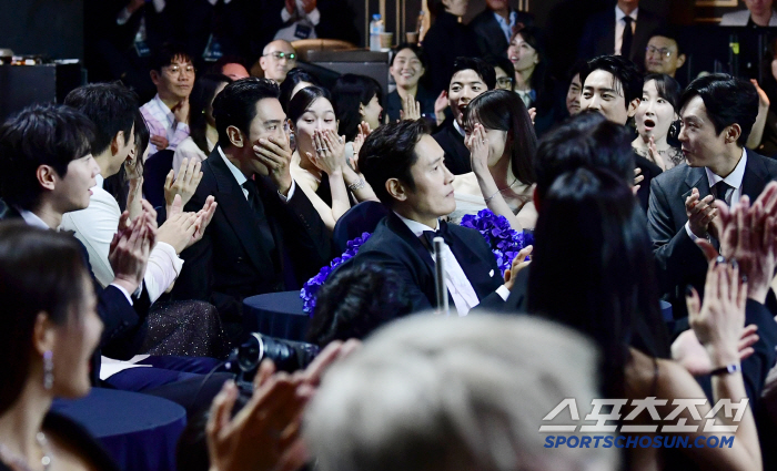  Lee Kwang-soo's mouth is covered, and he won the Blue Dragon Best Supporting Actor Award