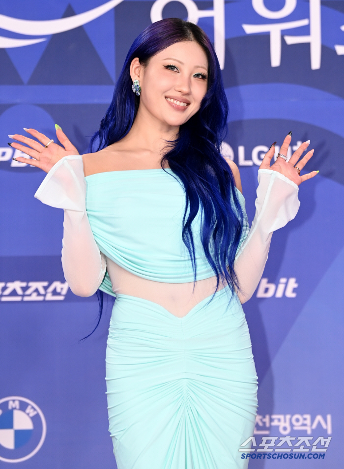  Lee Sa-bae, greeting with sparkling beauty