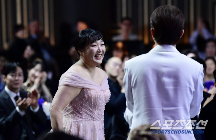 Lee Su-ji wins the Blue Dragon Female Entertainer Award
