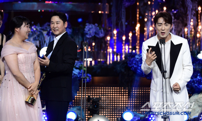  Lee Suji gave up her acceptance speech to Kim Won-hoon