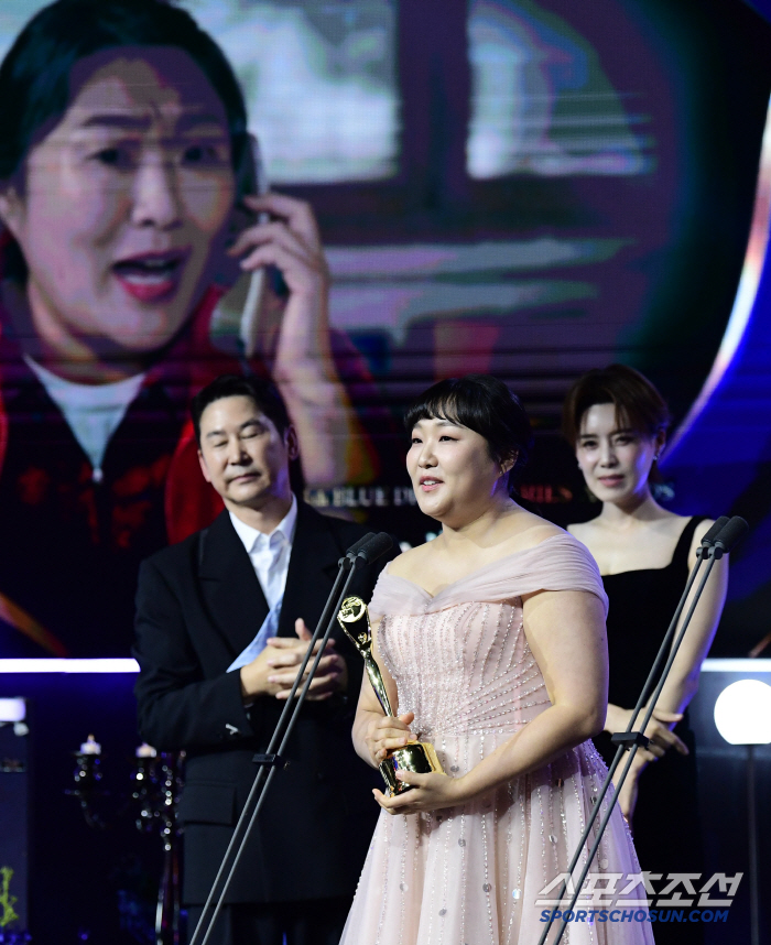  Lee Suji won the Blue Dragon Female Entertainer Award