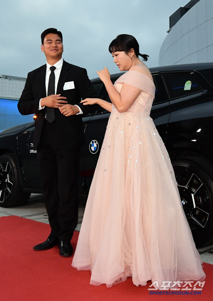  Like an actress with Lee Suji bodyguard