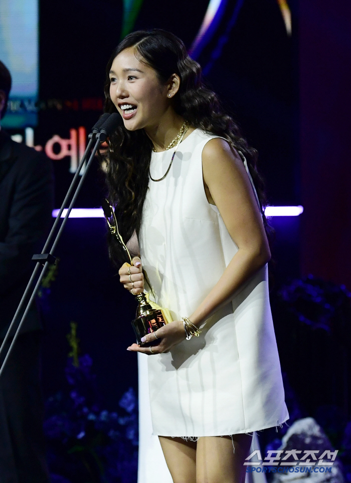  Mimi wins the Best New Female Entertainer Award