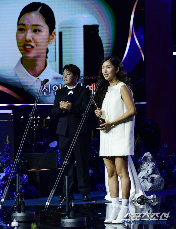  Mimi won the Best New Female Entertainer Award