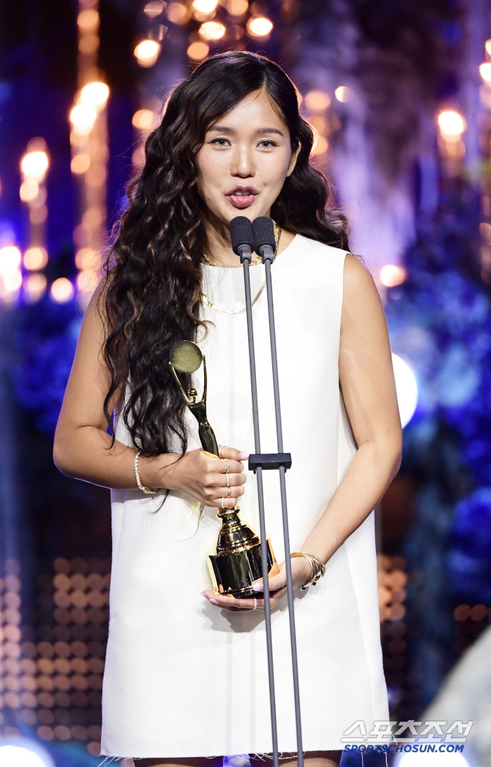  Mimi won the Best New Female Entertainer Award