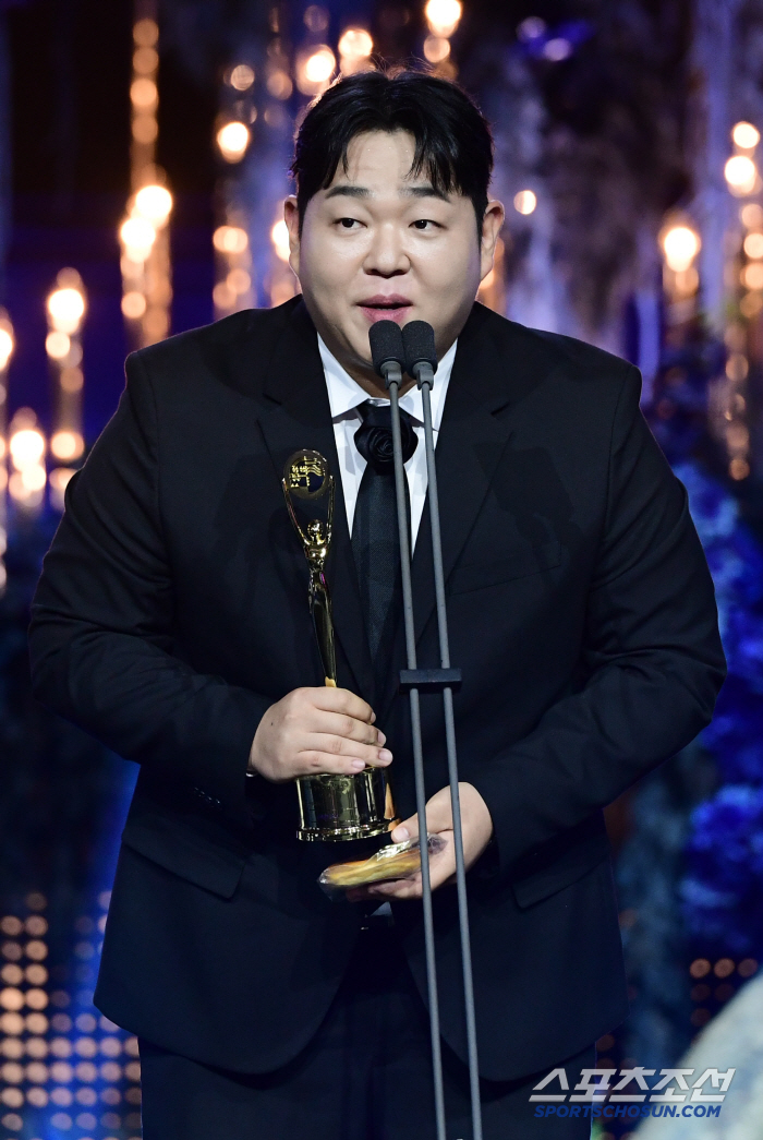  Moon Sang-hoon won the Best New Male Entertainer Award