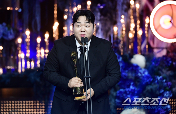  Moon Sang-hoon won the Best New Male Entertainer Award