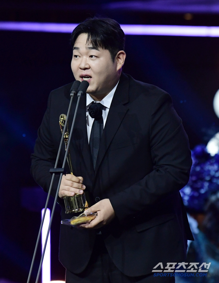  Moon Sang-hoon won the Blue Dragon Rookie Male Entertainer Award