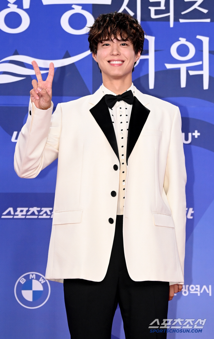  Park Bo-gum, with an innocent smile, V