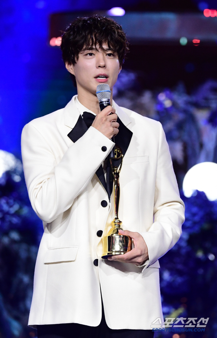  Park Bo Gum's eyes are shining