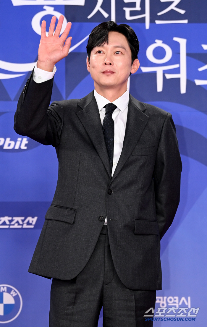  Park Byung-eun, good hand greeting