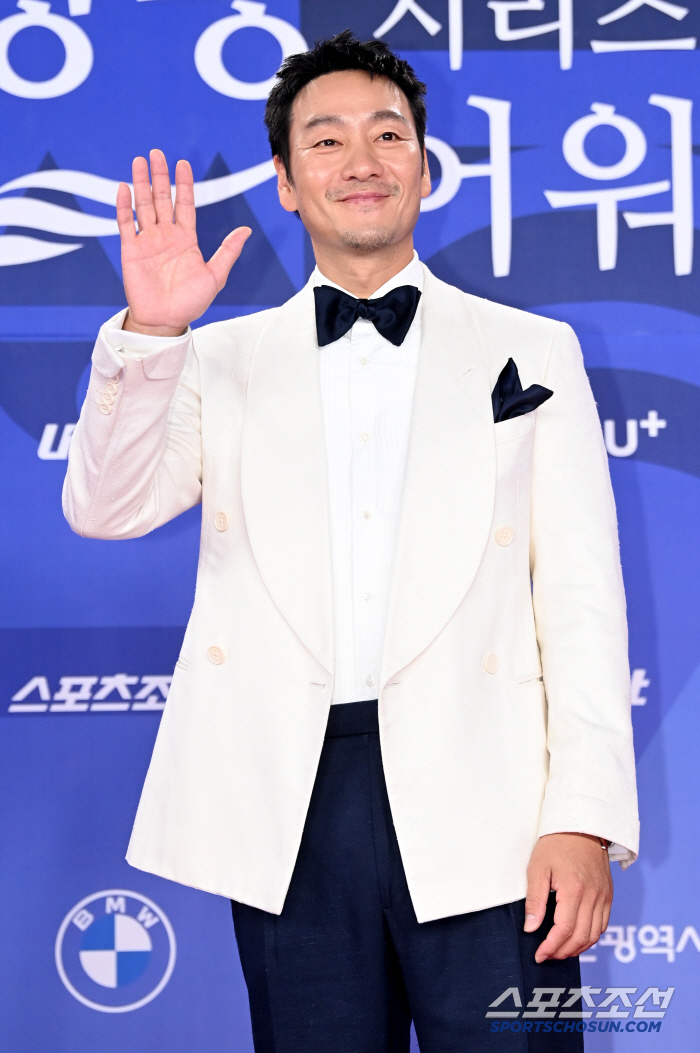  Park Haesoo greets with a gentle smile