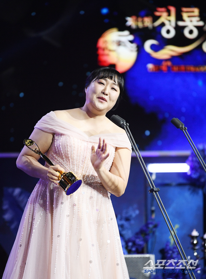  Popular singer Lee Su-ji wins the Best Female Entertainer Award