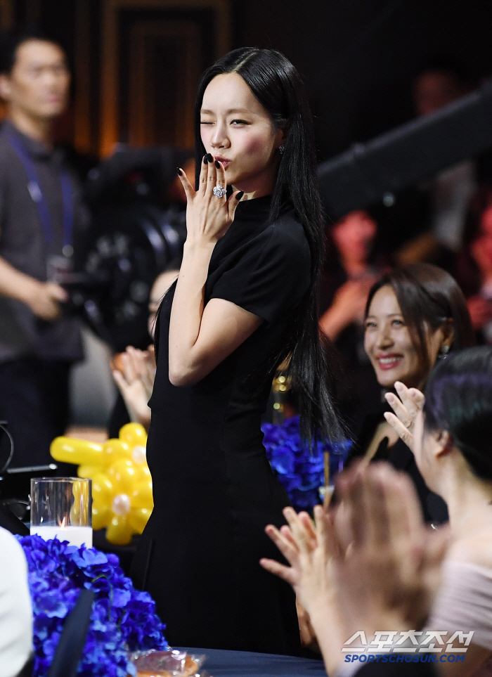  Popular star Lee Hyeri, pose well