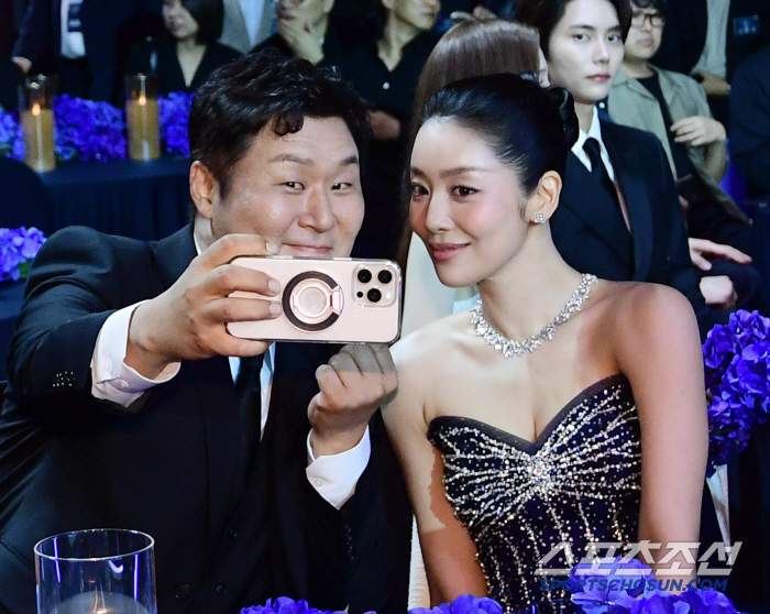  Selfie time with Yoon Kyung-ho goddess Cha Cha Cha-young