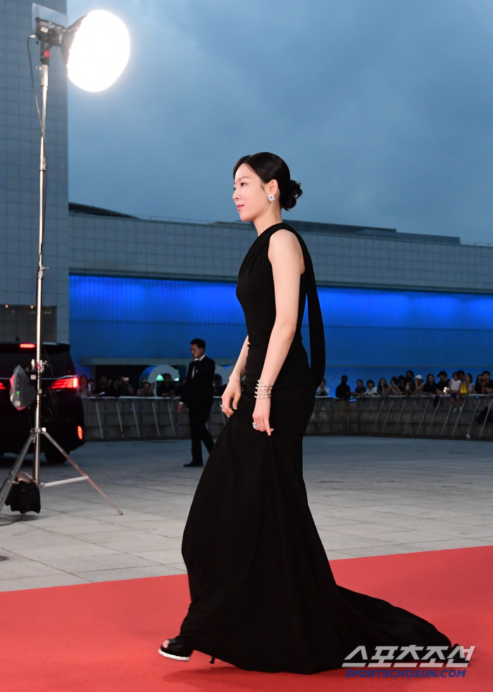  Seo Hyunjin's elegant figure