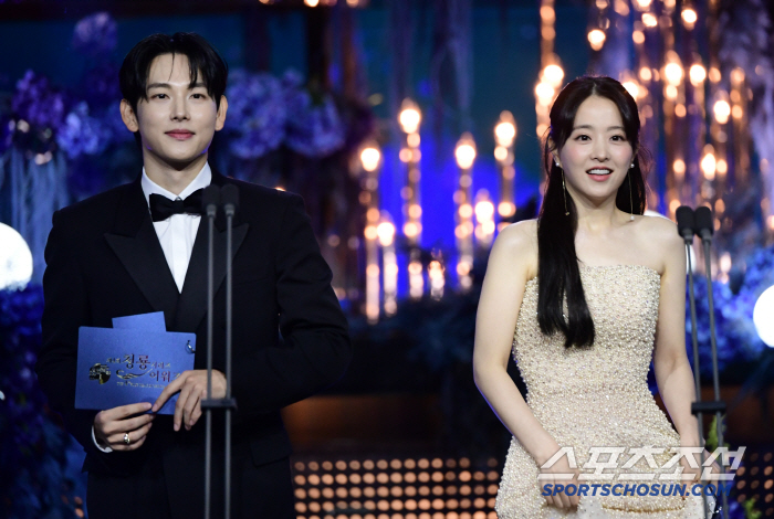  Temporary Complete Park Bo-young Blue Dragon Series Awards Bright Moment