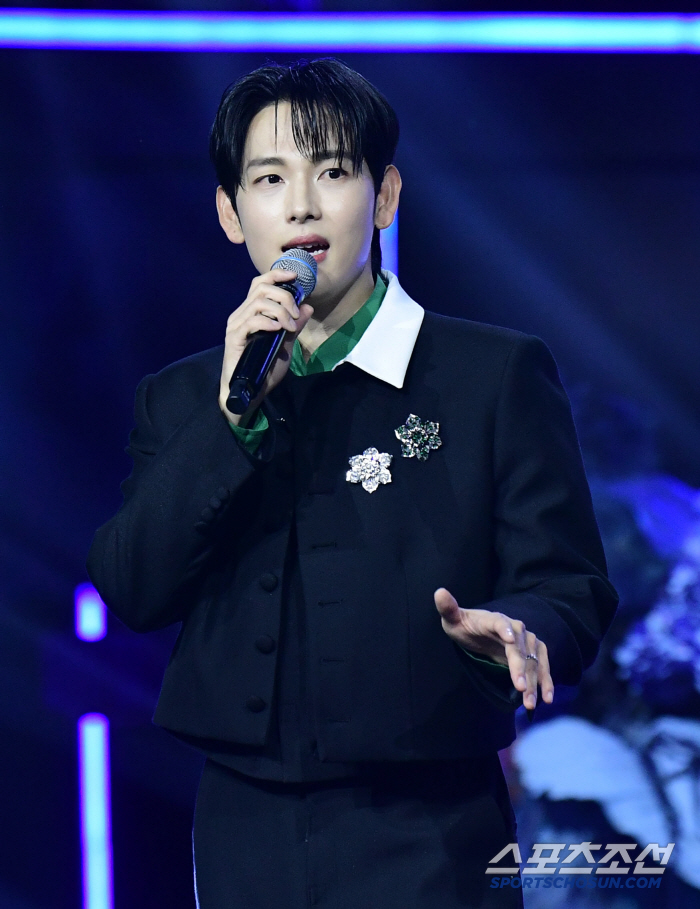  Temporary Wan Cheongryong Series Awards, a spectacular celebratory performance