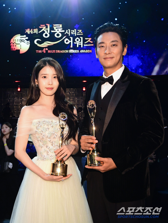  With IU Joo Jihoon Blue Dragon Series trophy
