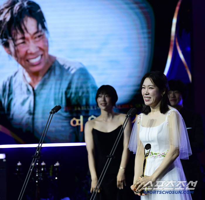  Yeom Hye-ran won the Blue Dragon Series Award for Best Supporting Actress
