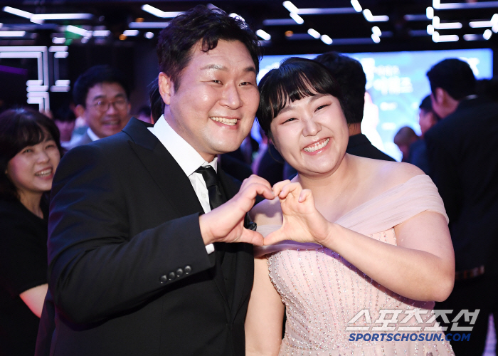  Yoon Kyung Hoi Suji, smiling like her sister