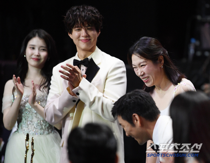  Yum Hye-ran wins Best Supporting Actress Award, IU and Park Bo-gum who give a standing ovation