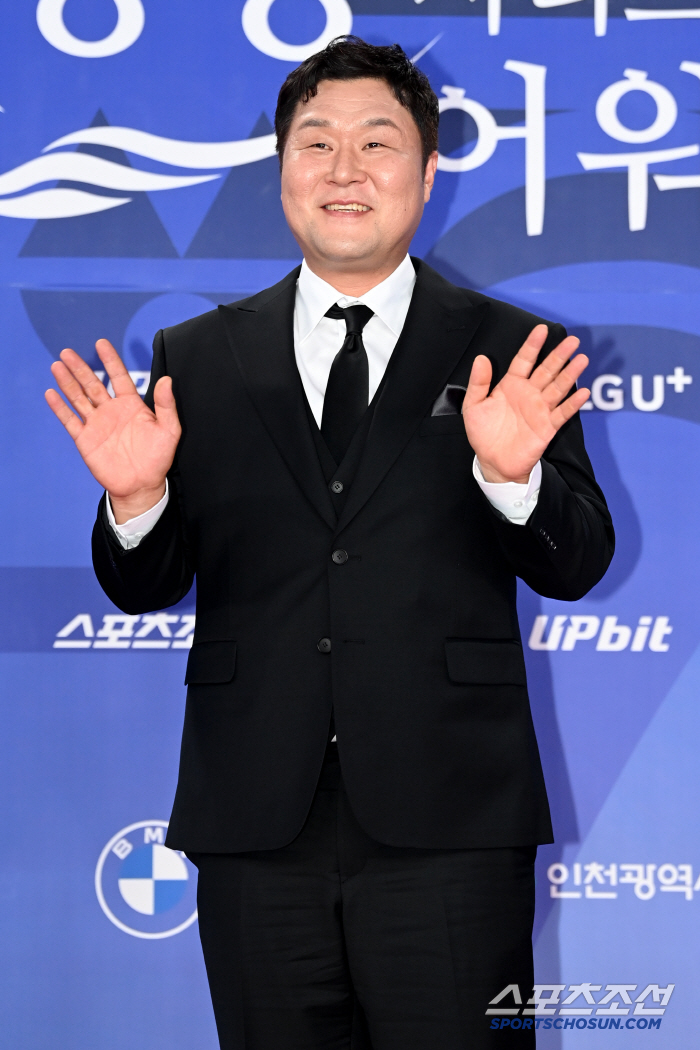  Yun Kyung-ho, say hello with a bright smile