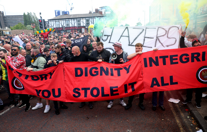 Please bear with me Which team has the largest number of EPL extremist arrests?Manchester United and Manchester City are still struggling with serious crowd congestion