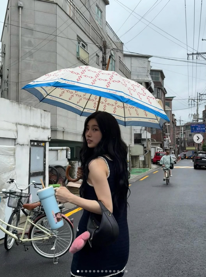 Suzy took out a luxury umbrella in the downpour..The Elegant Standard of Chinese Fashion