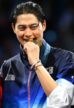 Top model Oh Sang-wook's romantic relationship rumors → He declared himself single and got married at a table like this