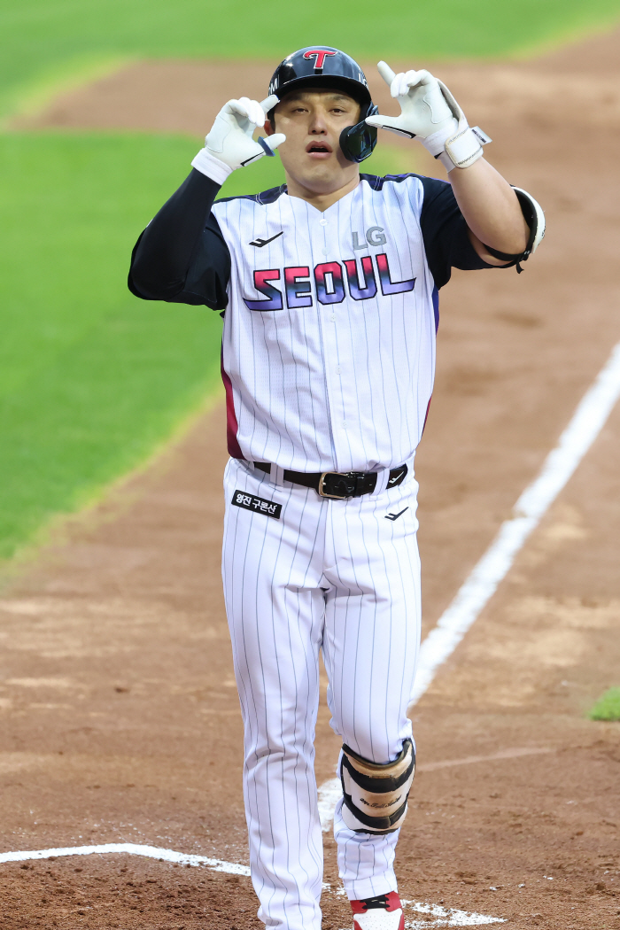 Two, three, six, seven, nine episodes. Five double plays in a day! The victory made by the LG infield team...Son Joo-young pitched 6 innings with one run → 2-1 victory over broken Lotte 