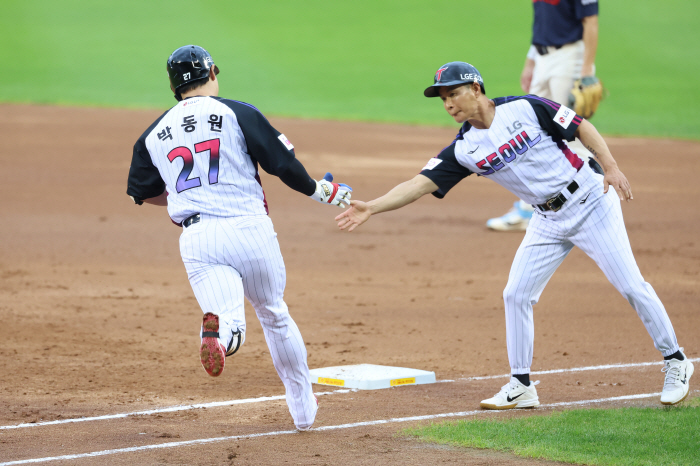 Two, three, six, seven, nine episodes. Five double plays in a day! The victory made by the LG infield team...Son Joo-young pitched 6 innings with one run → 2-1 victory over broken Lotte 
