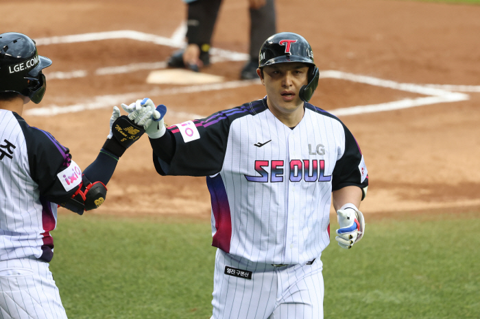Two, three, six, seven, nine episodes. Five double plays in a day! The victory made by the LG infield team...Son Joo-young pitched 6 innings with one run → 2-1 victory over broken Lotte 