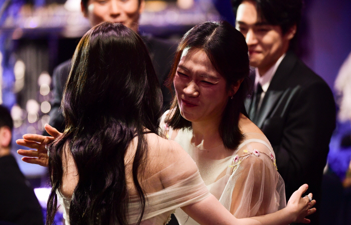 Lee Kwang-soo and Yeom Hye-ran Win Best Supporting Actor & Actress at Blue Dragon Series Awards