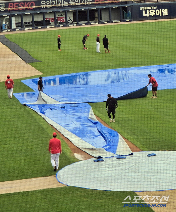 426mm all-time heavy rain Gwangju rain stopped, ground maintenance has begun...Will it be possible to start the game