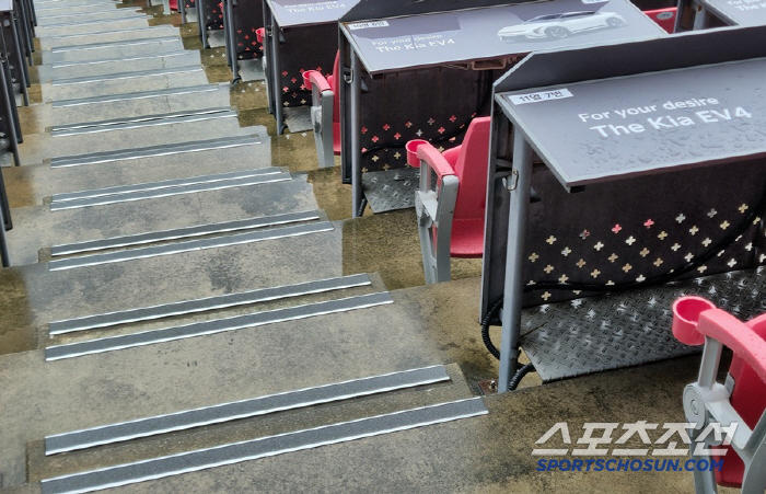 426mm all-time heavy rain Gwangju rain stopped, ground maintenance has begun...Will it be possible to start the game