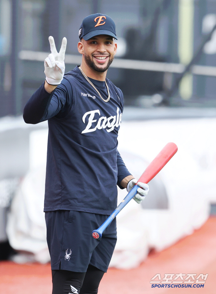 Finally, on the first day of a full-time job, Liberato, a brighter expression, and a full-time job with a smile (Suwon Field)
