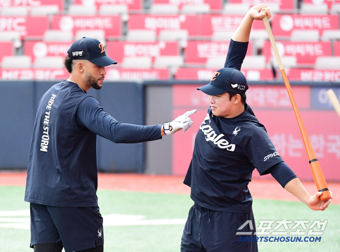 Finally, on the first day of a full-time job, Liberato, a brighter expression, and a full-time job with a smile (Suwon Field)