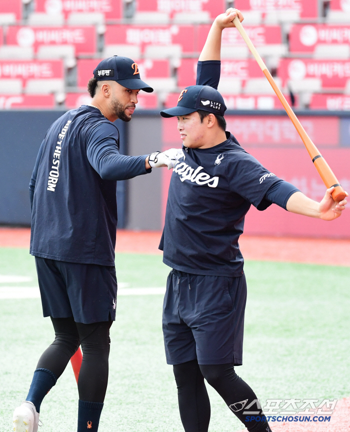 Finally, on the first day of a full-time job, Liberato, a brighter expression, and a full-time job with a smile (Suwon Field)