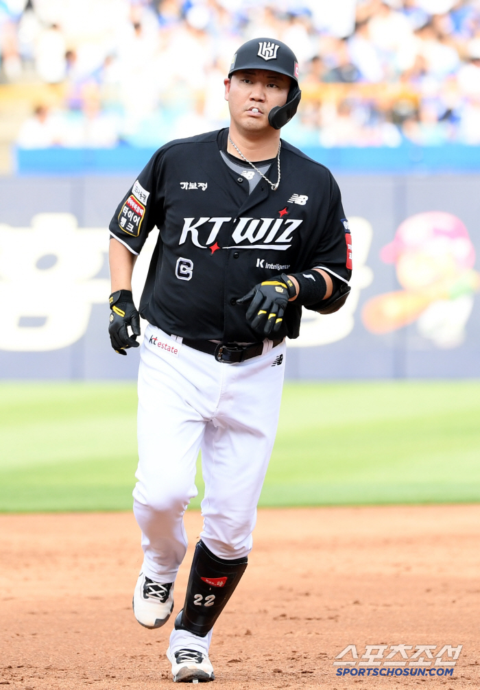 In KT, Lee's absence is as shocking as Kim Do-young's injury. It hurts my head.