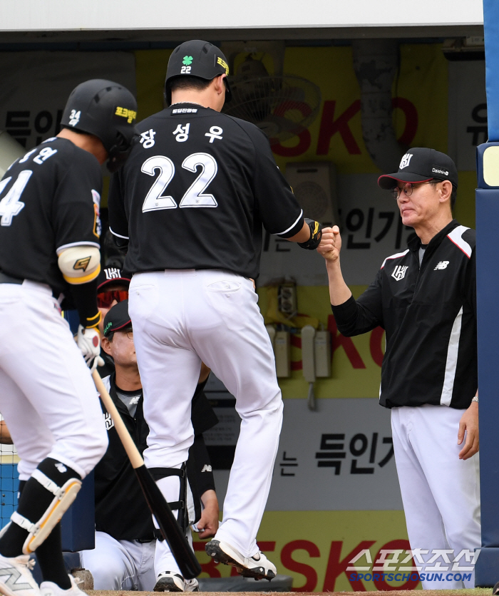 In KT, Lee's absence is as shocking as Kim Do-young's injury. It hurts my head.