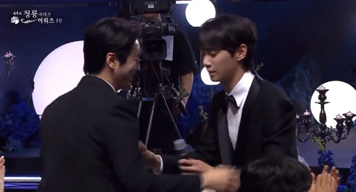 It wasn't the first time I was mistaken for Lee Joon-young's trophy..Lee Junhyuk made the same mistake. This is fate