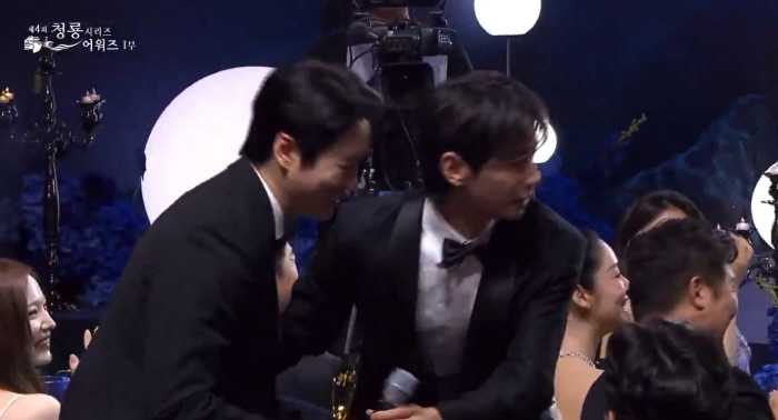 It wasn't the first time I was mistaken for Lee Joon-young's trophy..Lee Junhyuk made the same mistake. This is fate