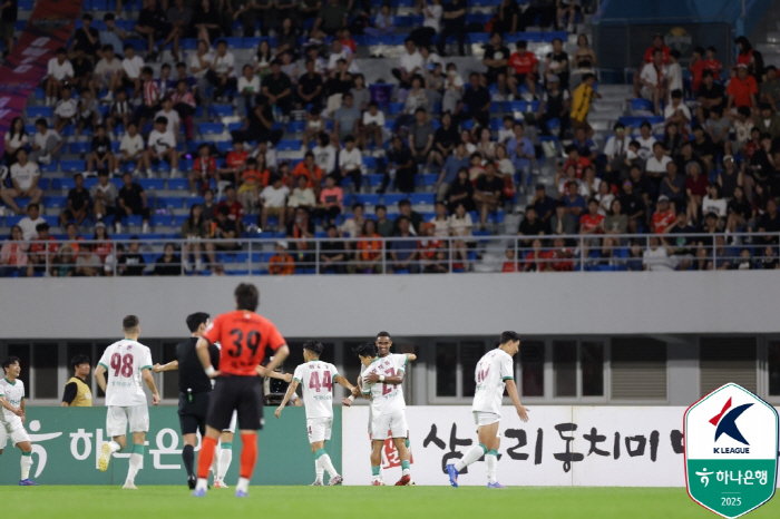  Jeonbuk, which scored 3 goals in the second half of 21 games without losing, and 32 come from behind to win in 4 games against Pohang