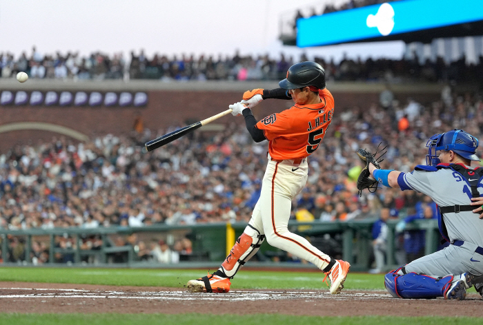 Lee Jung-hoo burst from day one! First At-bat Hit Explodes in Right-Wide, Fierce First Greetings to Canadian Fans