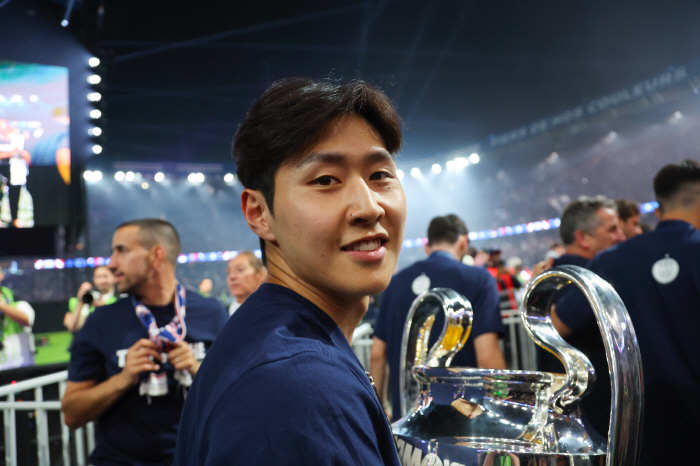 Lee Kangin, a big twist! Including the three PSG out-of-pocket who will leave for Mourinho...Fenerbahce ready to recruit LEE → Osimen  Sane rival