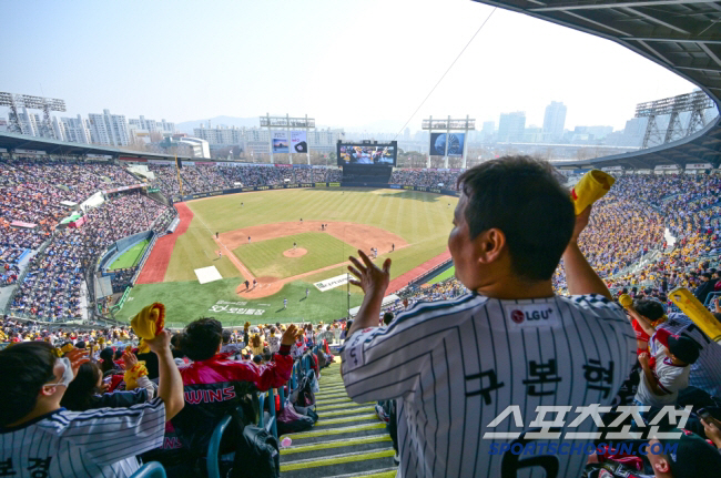 LG achieved a minimum of 1 million spectators in 47 games. the 17th  of all time