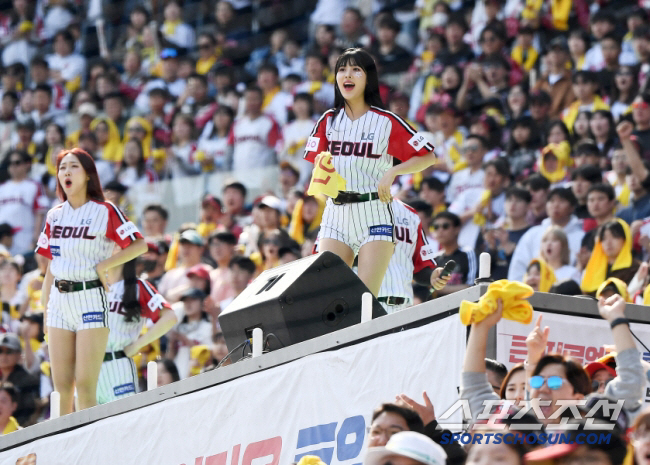 LG achieved a minimum of 1 million spectators in 47 games. the 17th  of all time
