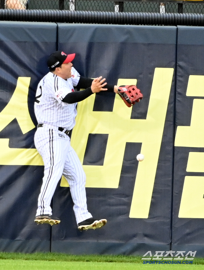 LG's table with a walk, Lotte takes it as a hit. 61 wins, 23rd place again. 1 game difference.